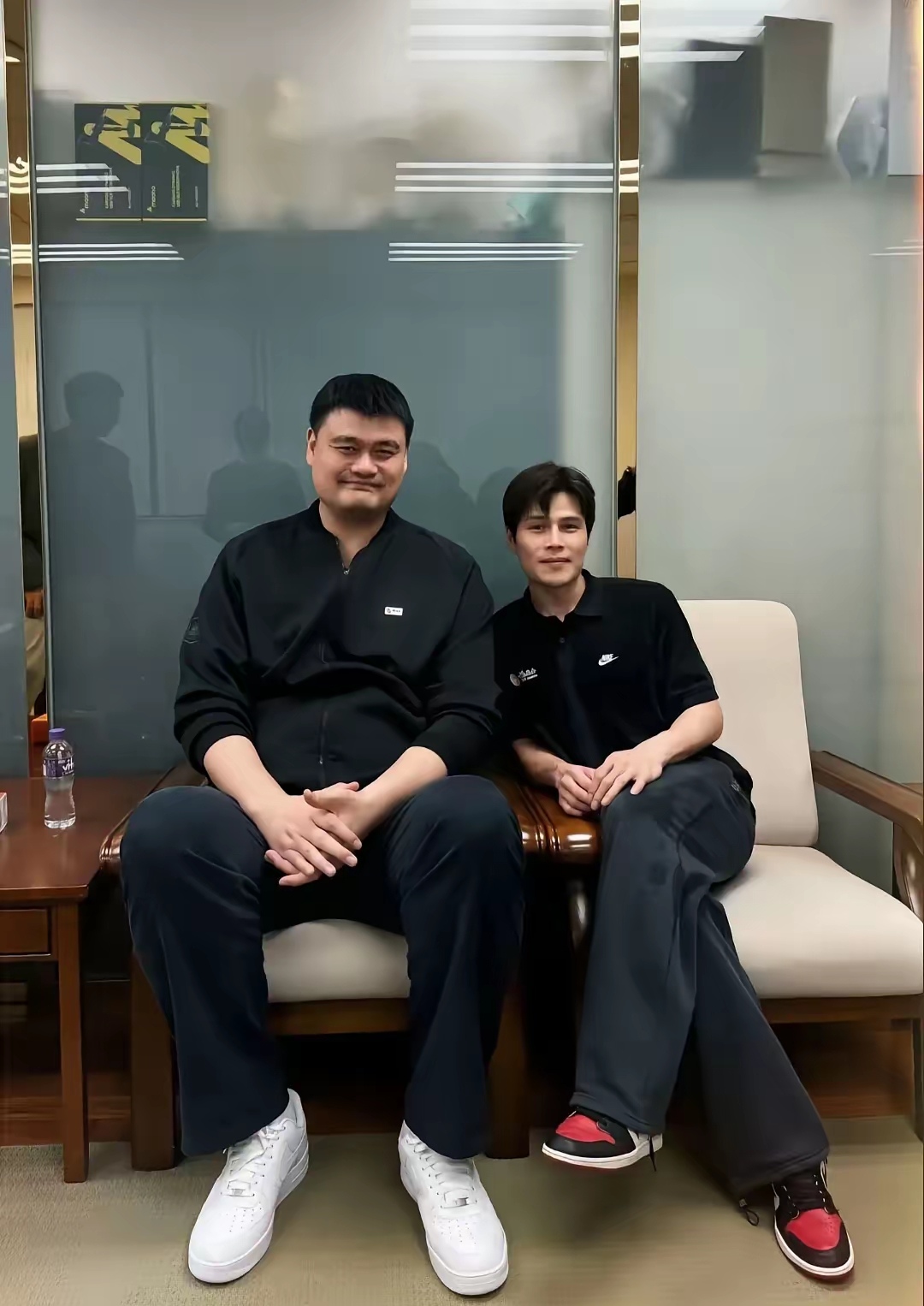 姚明重返篮球赛场：中国巨人教练身份娇妻与儿子助阵的简单介绍