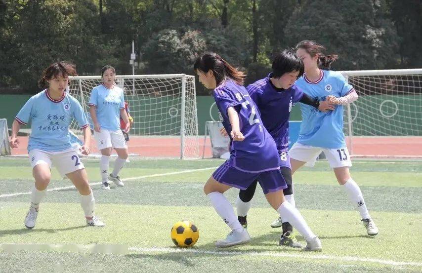 青少年足球比赛：女足代表团勇往直前