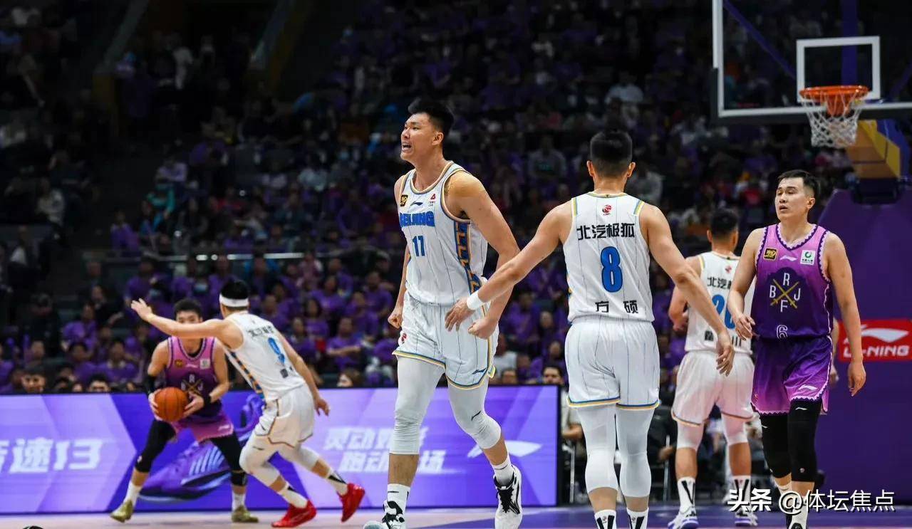篮板争夺激烈，球队拼尽全力保护篮板的简单介绍