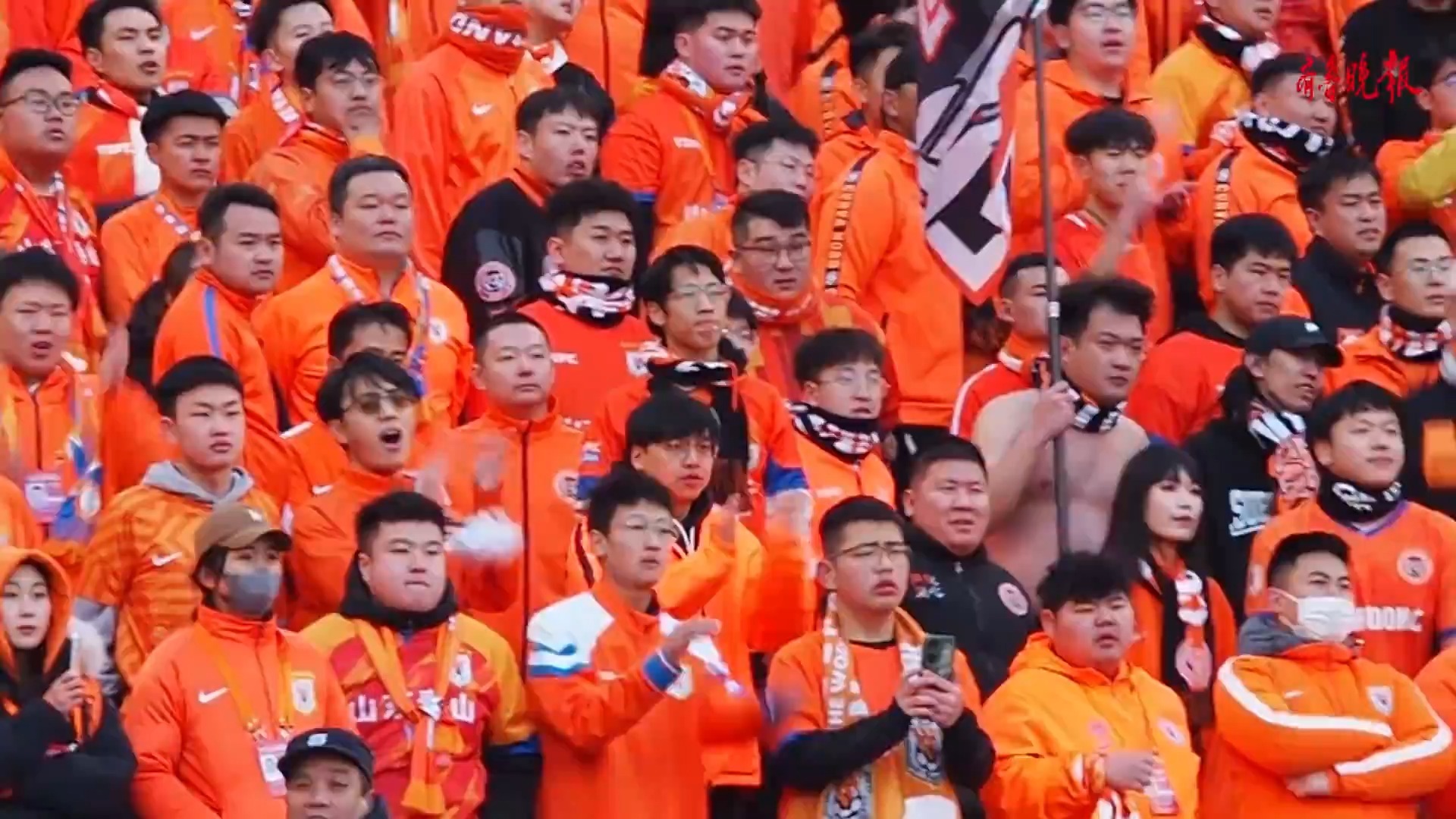 现场观众情绪高涨，为球员加油助威