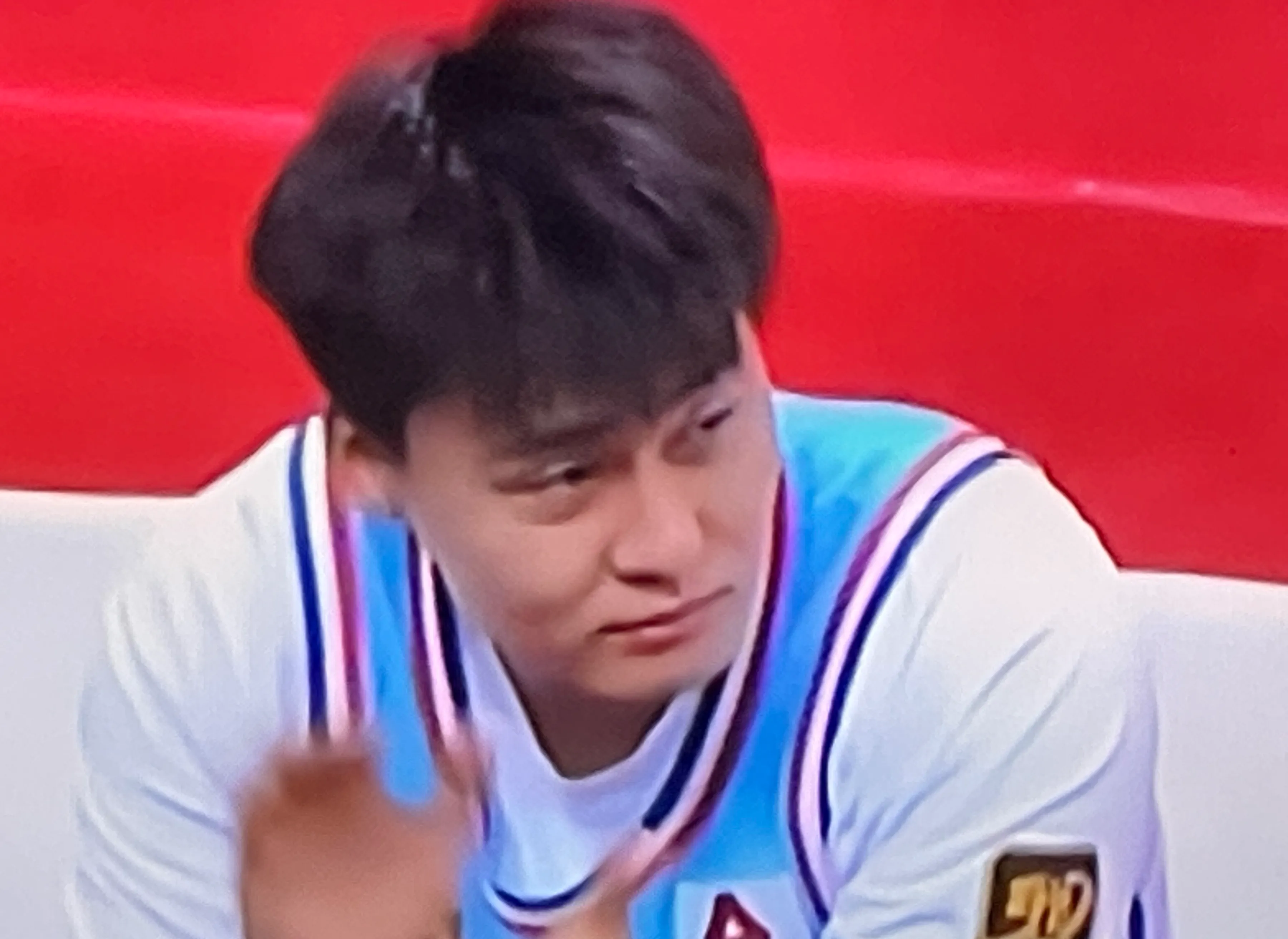 开云体育官方入口-篮球比赛裁判因失误引争议，裁判组严正处理