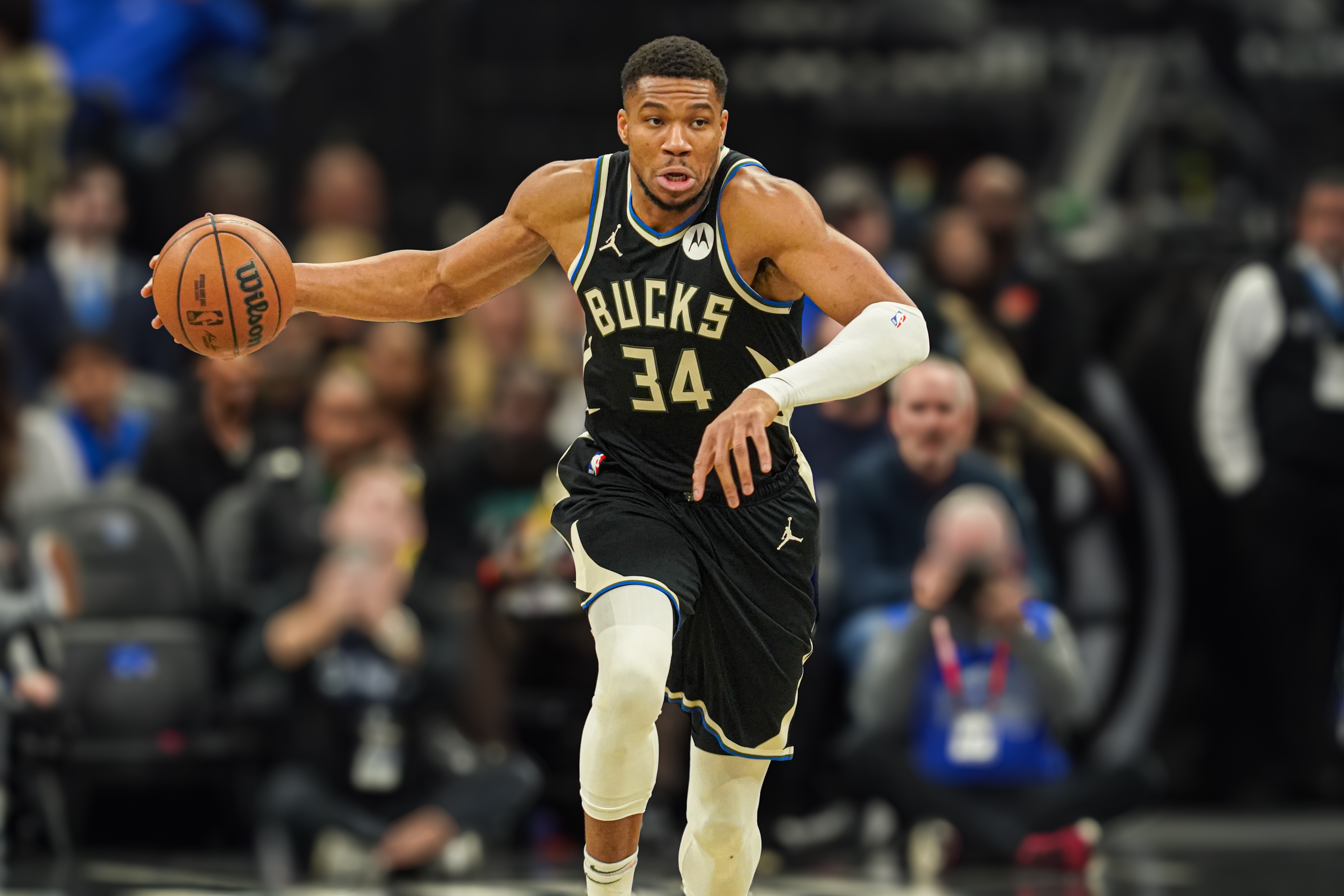 NBA东部决赛：雄鹿队夺冠迈出关键一步