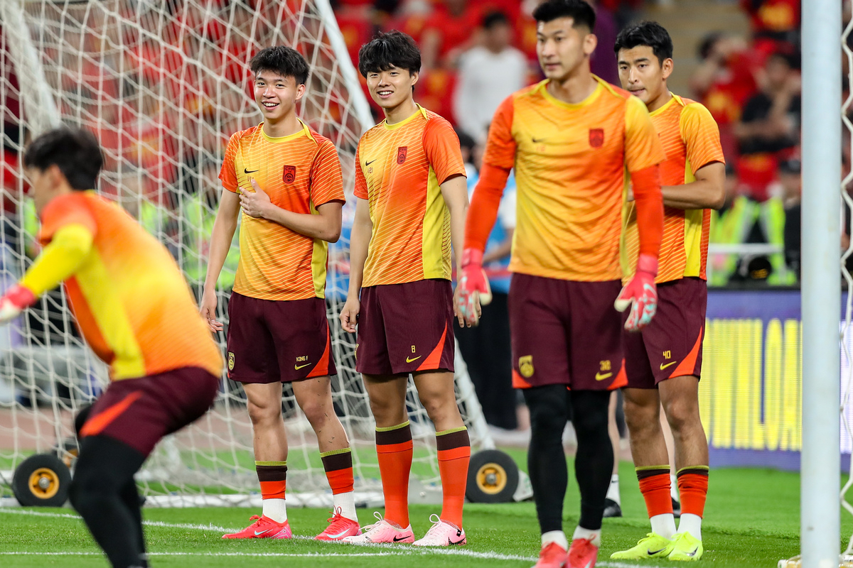 国足全队合力战胜对手，晋级国际赛决赛