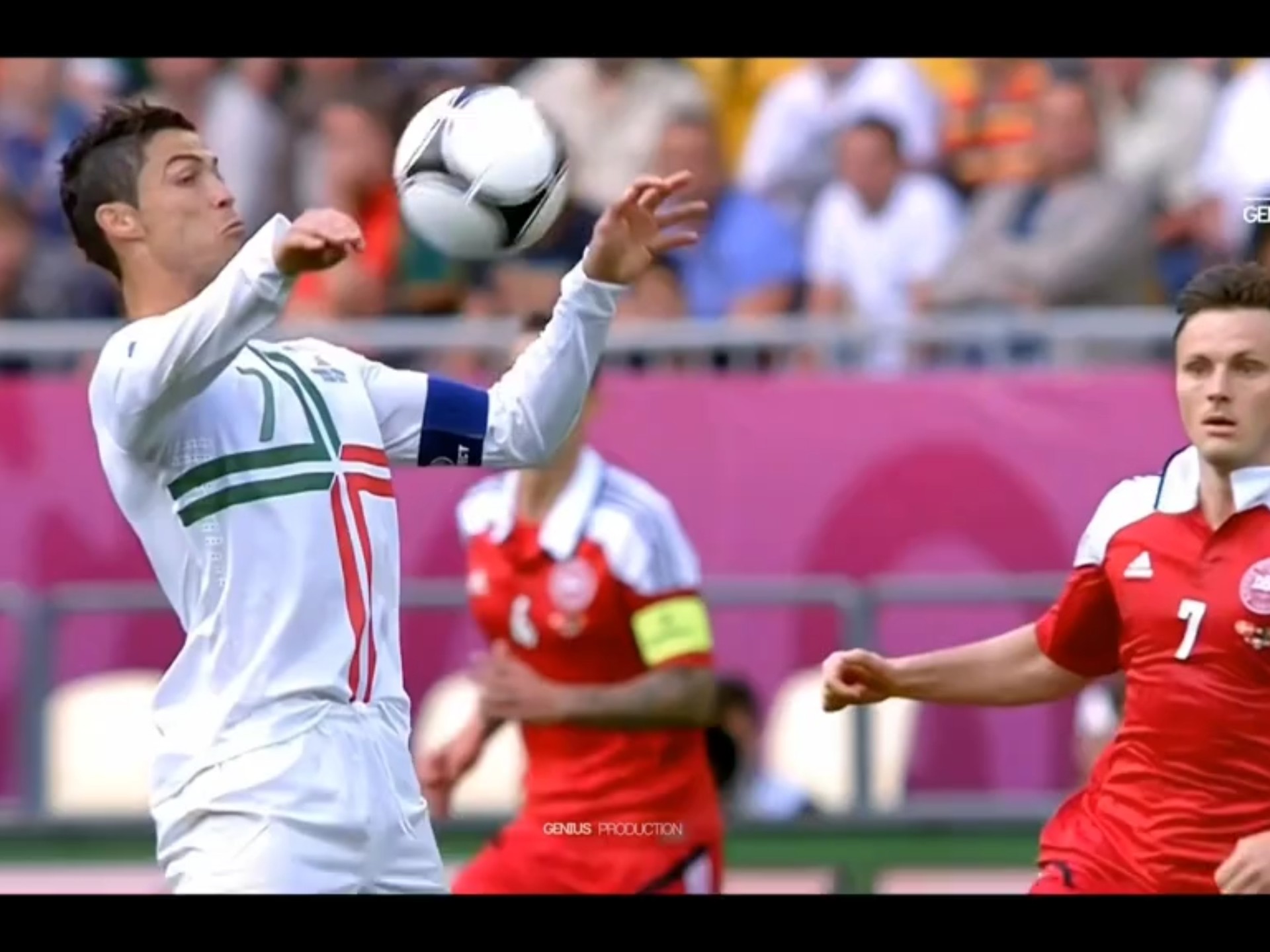 足球活力澎湃，球员斗志高昂，比赛场上激情澎湃的简单介绍