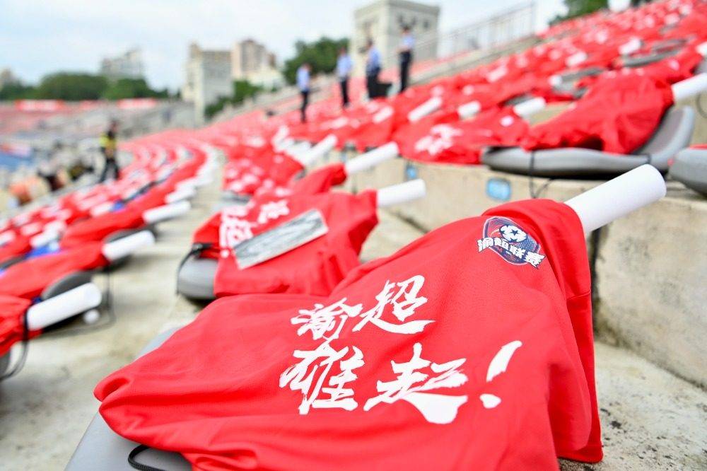 比赛迎来高潮，球迷热情高涨