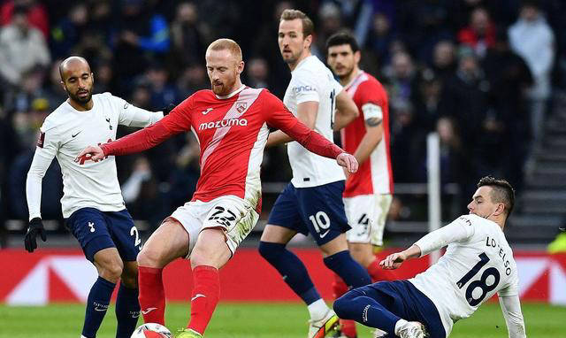 关于沙尔克客场遭逢阻击，积分榜失势落后的信息