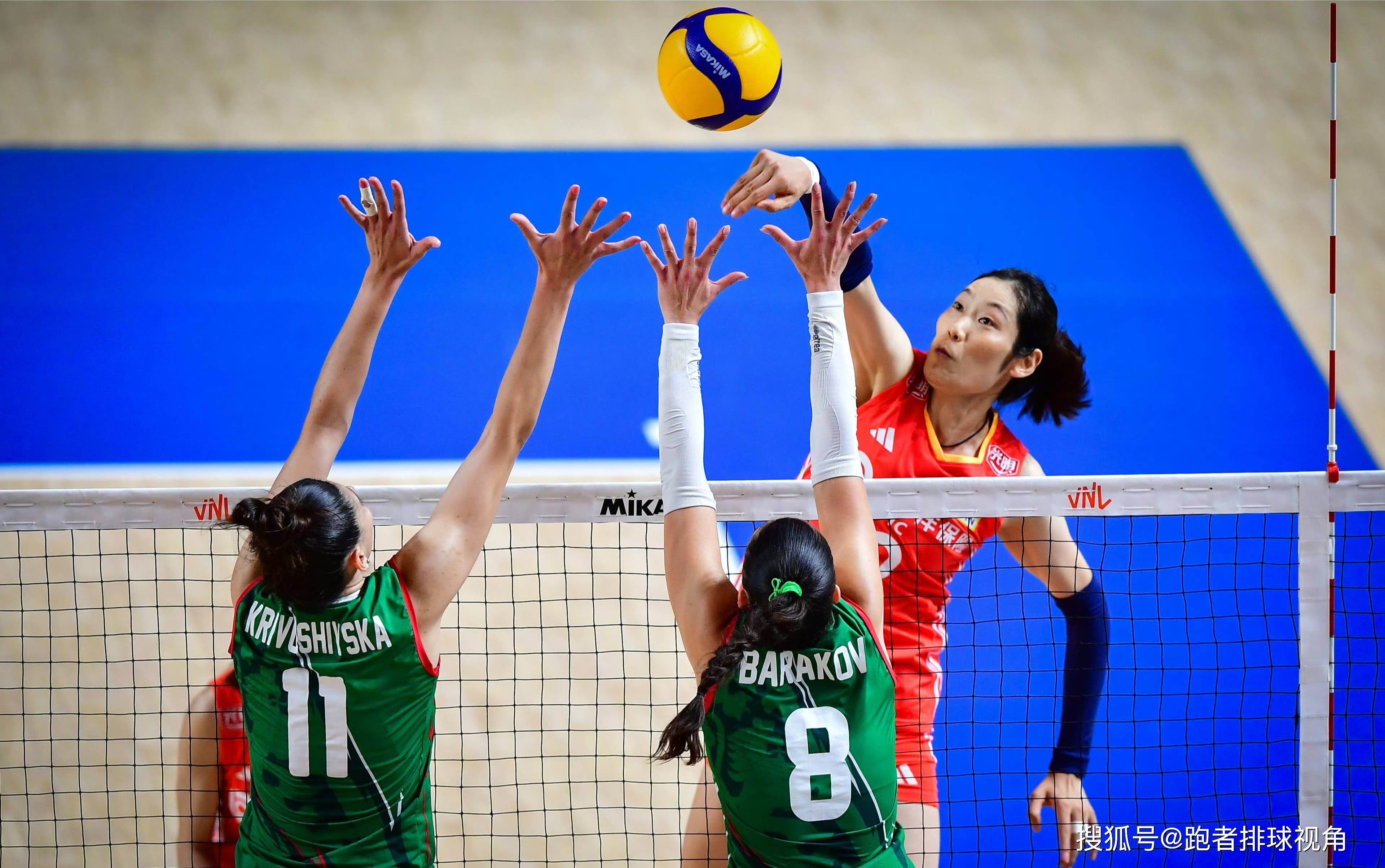 排球比赛中国女排彪炳全场，一举晋级