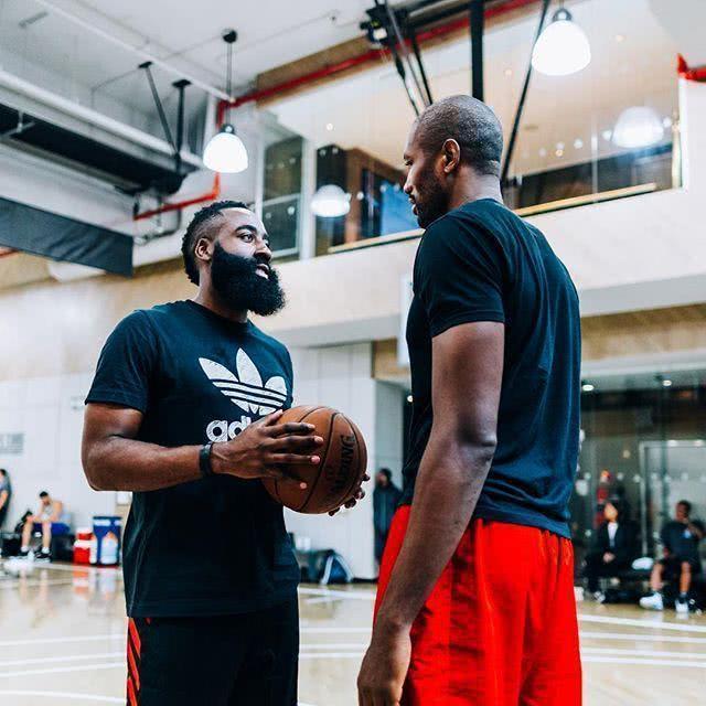 领袖球员发挥稳定，团队合作精彩的简单介绍