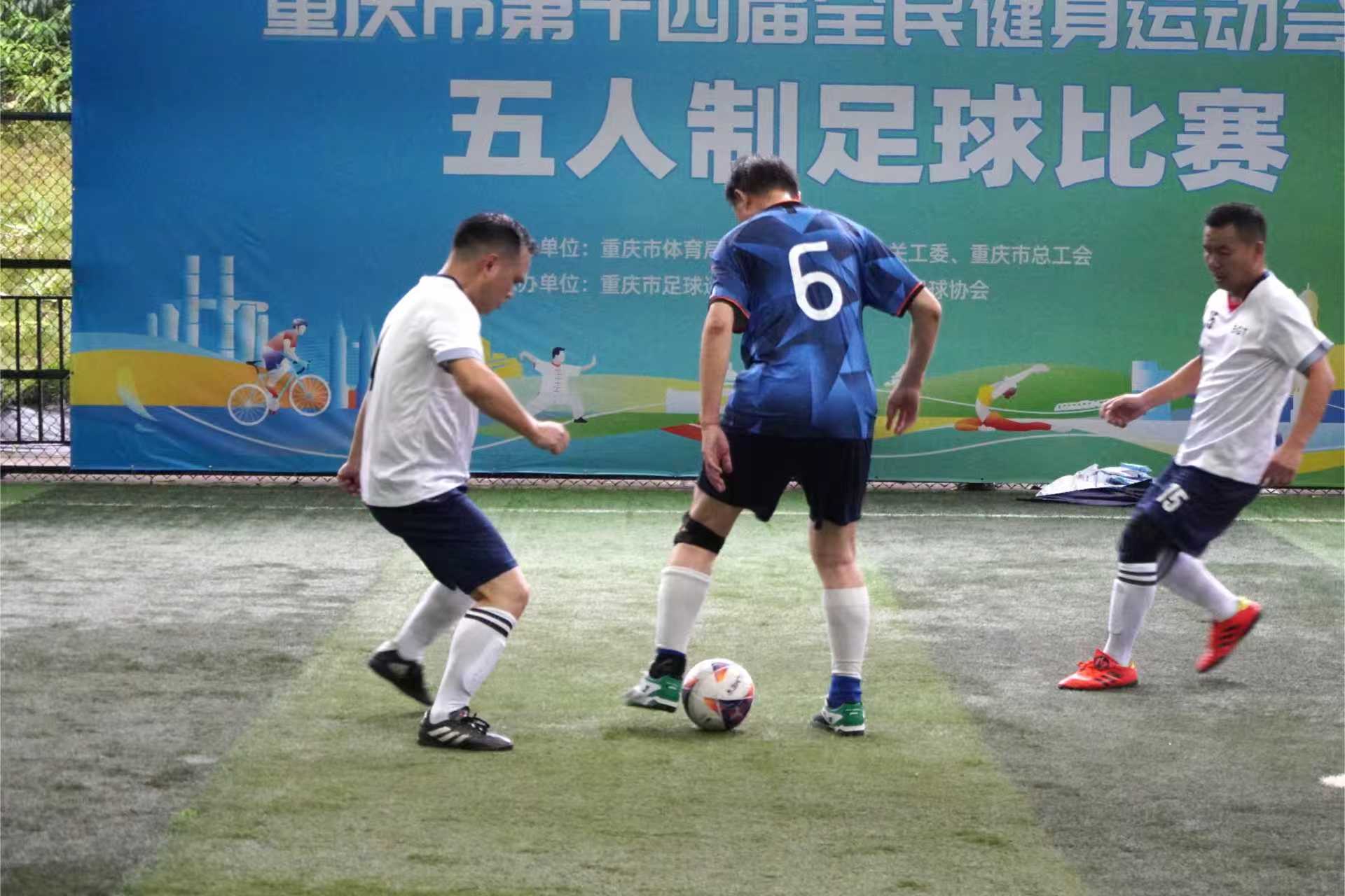 关于国内足球比赛引发全民热爱热潮，球迷狂热不减的信息