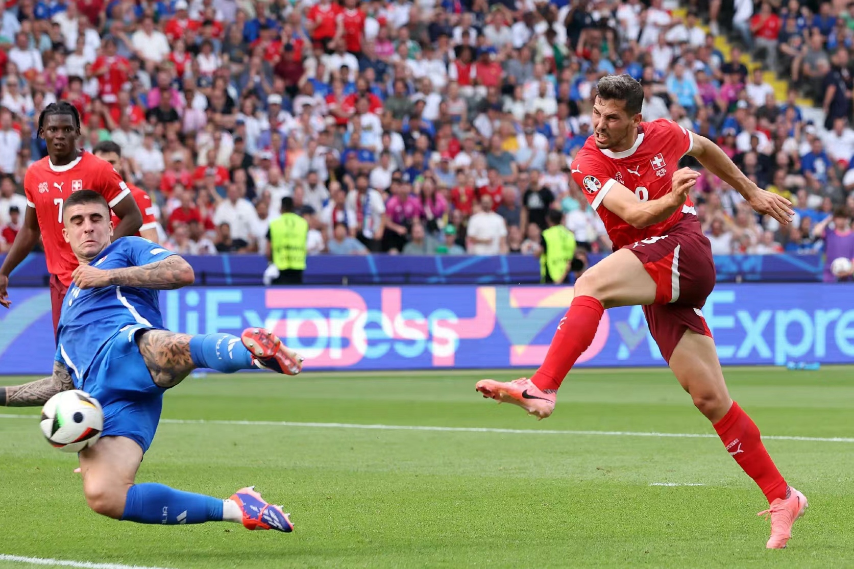 包含意大利足球锦标赛新赛季开战，球员表现抢眼的词条